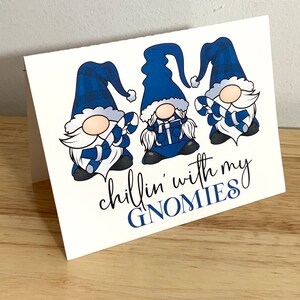 Chillin with my Gnomies Card , Holly , Fleur , Festif , Amis, Famille , Joie , Rouge , Buffalo Plaid , flocon de neige