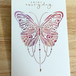 Profitez de la carte papillon de tous les jours, vierge à l’intérieur, feuille d’or, étoiles, nature, rose, violet, ami