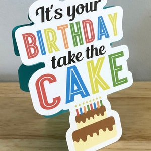 Carte en forme de gâteau d'anniversaire , Intérieur vierge , Imprimé , Bougies , Fête , Garçons , Filles , Enfants , Adultes , Amis , Arc-en-ciel