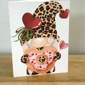 Gnome Love Valentines Day Card , Imprimé , Vierge à l’intérieur , Donut , Nourriture , Snack , Coeur , Amour , Imprimé Léopard , Girl Gnome