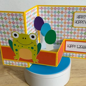 Carte de joyeux Pâques grenouille, houblonnée, ufs, vert, mignon, enfants, vacances, heureux, sourires, lumineux, joie