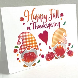 Carte Happy Fall Thanksgiving Gnome, Imprimée, Vierge à l'intérieur, Citrouilles, Feuilles, Automne, Amour, écossais