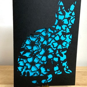 Carte florale de chat, intérieur vierge, noir, bleu, lumineux, élégant, fleurs, félin, ami, famille