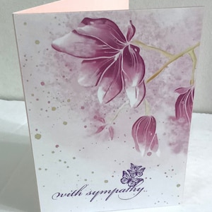 Avec une carte de fleurs de sympathie, vierge à l'intérieur, rose, violet, ami, famille, perte, papillon