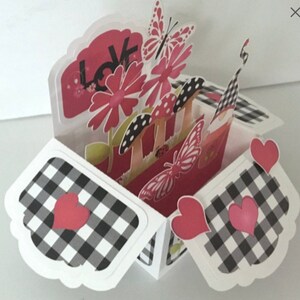 Carte pop-up Love Gnome, imprimée, champignons, fleurs, jardin, papillon, amour, cœur, rouge, noir, blanc, famille, amis, cadeau