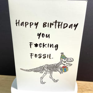 Carte fossile de joyeux anniversaire, dinosaure, cadeau, fête, vieux, os, blague, drôle