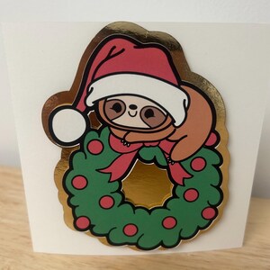 Carte de Noël bébé paresseux, couronne, baies, froid, hiver, festif, famille, amis, cadeau