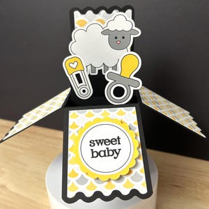 Carte pop-up Sweet Baby, jaune, noir, gris, non sexiste, agneau, pop-up, nouveau-né