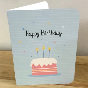 Carte de gâteau de joyeux anniversaire, imprimée, vierge à l'intérieur, bougies, célébration, étoiles, confettis, famille, ami