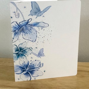 Carte Papillons et fleurs , Vierge à l'intérieur , Imprimé , Nature , Bleu , Calme , Détente , Printemps , Été