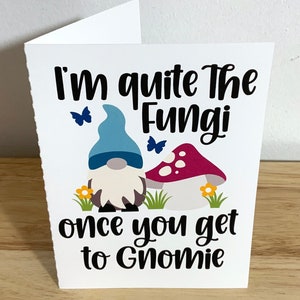 Carte Fungi Gnome , Imprimée , Vierge , Champignon , Jardin , Herbe , Fleurs , Papillon , Amis , Famille