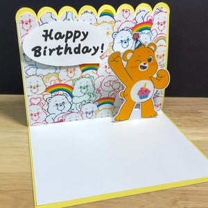 Carte d'anniversaire ours, imprimée, enfants, fête, adultes, jaune, joie, joyeux. Petit gâteau