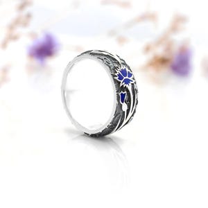 Anillo artesanal de esmalte azul aciano, con banda de plata de ley oxidada.