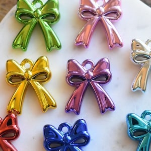 Pendiente con dije de lazo navideño, regalo hecho a mano, joyería con dijes de lazo