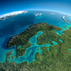 Puede incluir: Una vista satelital de la península escandinava, que muestra la costa de Noruega, Suecia y Finlandia. La imagen destaca los numerosos fiordos y ensenadas a lo largo de la costa, así como los vastos bosques y lagos que cubren la región.