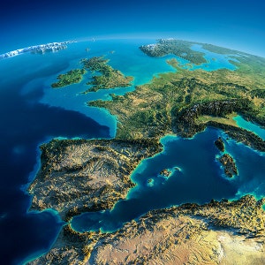 Puede incluir: Una vista satelital de la Península Ibérica y el mar Mediterráneo circundante. La imagen muestra la costa de España, Portugal, Francia, Italia y Grecia. El agua es de un color azul profundo, y la tierra es una mezcla de verde, marrón y amarillo.