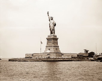 United States - New York - Statue of Liberty in 1900 - Vintage