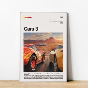 Puede incluir: Un póster de película para Cars 3, una película animada por ordenador de 2017. El póster presenta un coche de carreras rojo con el número 95 y las palabras "Rust-eze" en el lateral. El coche está conduciendo por un camino de tierra con un paisaje desértico en el fondo. El texto "Cars 3" está en letras grandes y en negrita en la parte superior del póster.