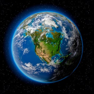 Puede incluir: Un globo terráqueo azul y verde con América del Norte centrada en la vista. El globo está rodeado de un fondo negro con estrellas blancas.