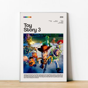 Op de afbeelding: Filmposter van Toy Story 3 met Woody, Buzz Lightyear en andere personages uit de film. De poster heeft een witte achtergrond met een gekleurde streep bovenaan en de titel "Toy Story 3" in zwarte tekst.