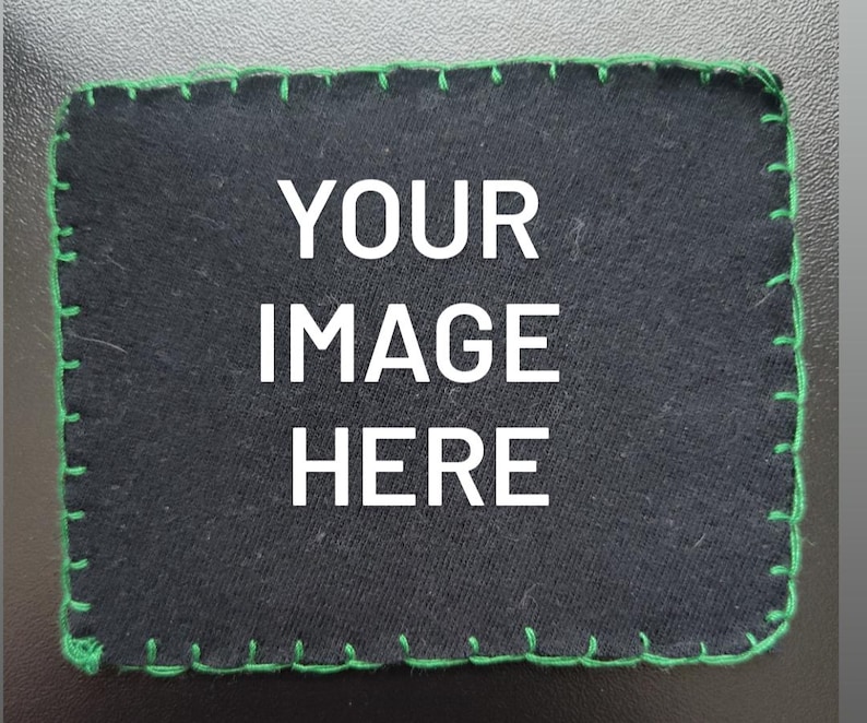 K&ouml;nnte beinhalten: Ein schwarzer rechteckiger Aufn&auml;her mit dem wei&szlig;en Text "YOUR IMAGE HERE". Der Aufn&auml;her hat einen gr&uuml;n gen&auml;hten Rand. Das Bild ist eine Nahaufnahme.