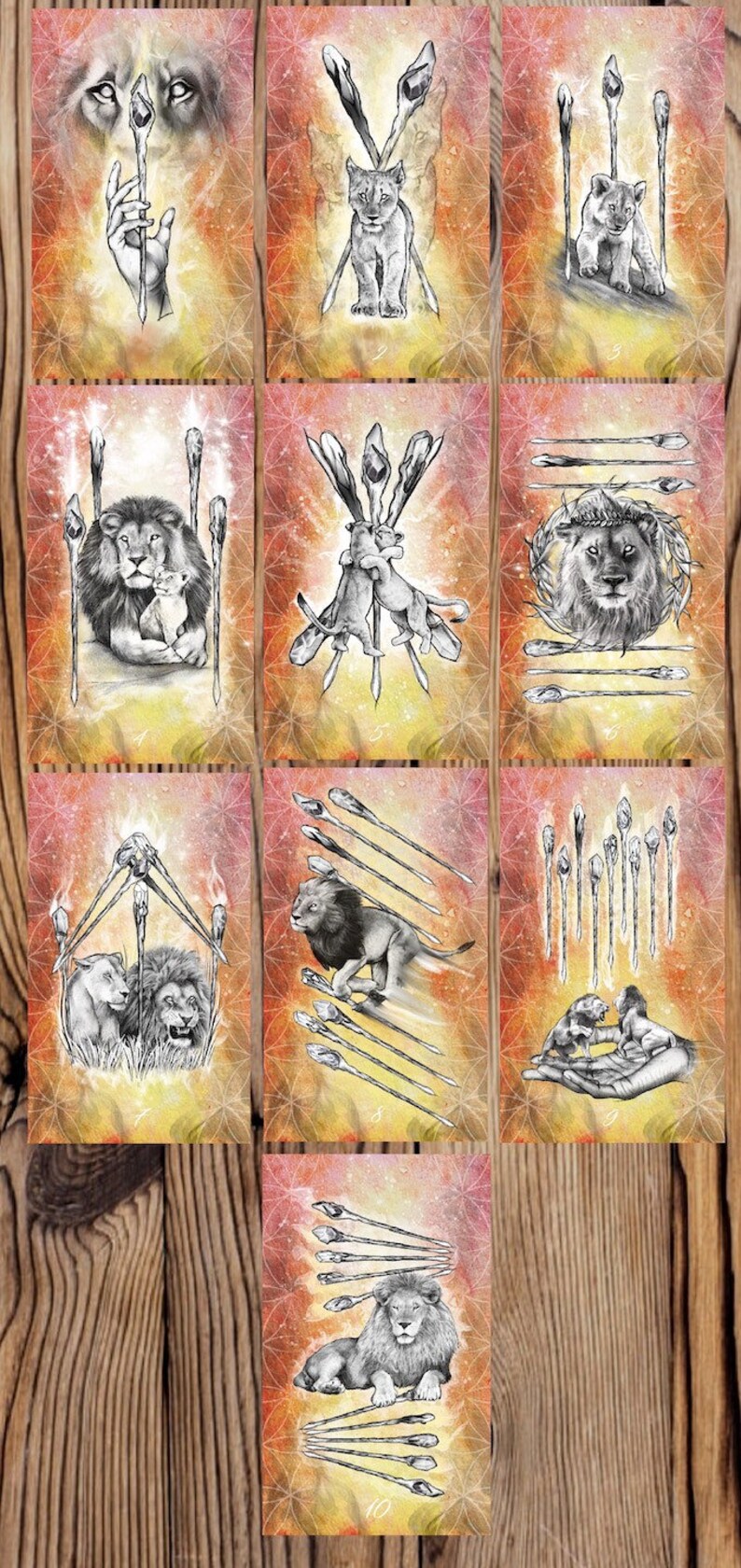 Puede incluir: Un conjunto de diez cartas de tarot con un le&oacute;n y un bast&oacute;n. Las cartas est&aacute;n ilustradas con un le&oacute;n y un bast&oacute;n en varias posiciones. Las cartas est&aacute;n numeradas del 1 al 10. Las cartas est&aacute;n sobre un fondo naranja, amarillo y blanco.