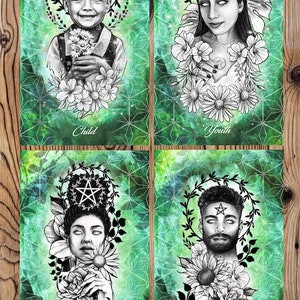 Puede incluir: Cuatro impresiones de arte digital con fondos verdes e ilustraciones en blanco y negro de personas con flores. Las impresiones se titulan "Ni&ntilde;o", "Juventud", "Matriarca" y "Patriarca".