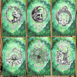 Puede incluir: Un conjunto de diez tarjetas de acuarela verde con ilustraciones en blanco y negro de varios animales y plantas. Cada tarjeta presenta un s&iacute;mbolo de pent&aacute;culo y un n&uacute;mero del 1 al 10.