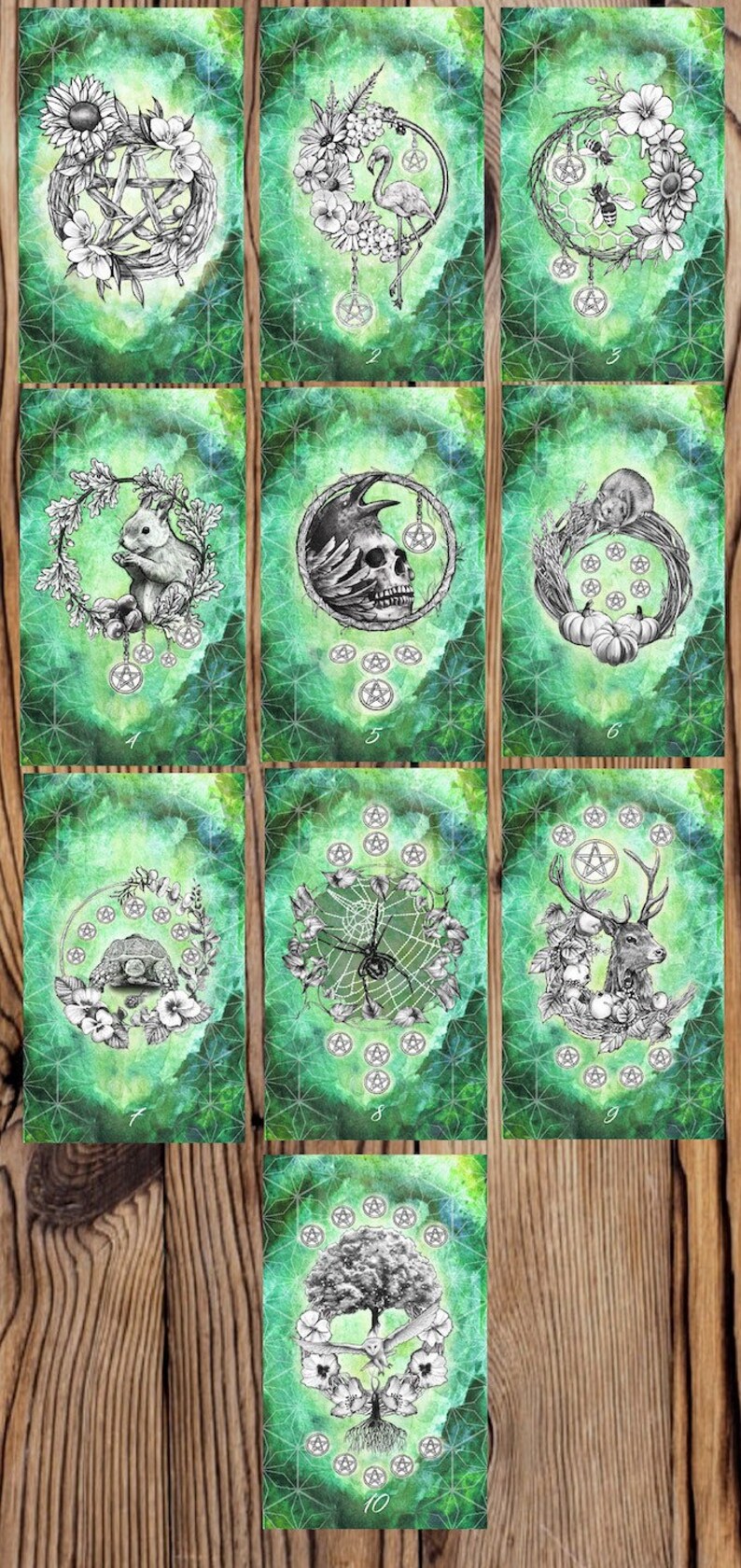 Puede incluir: Un conjunto de diez tarjetas de acuarela verde con ilustraciones en blanco y negro de varios animales y plantas. Cada tarjeta presenta un s&iacute;mbolo de pent&aacute;culo y un n&uacute;mero del 1 al 10.