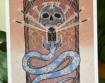 Puede incluir: Una impresión que presenta una calavera atravesada por espadas, con una serpiente azul en la parte inferior. La obra de arte tiene un tema oscuro y místico, con una paleta de colores marrón, azul y gris. La serpiente está decorada con motivos florales.