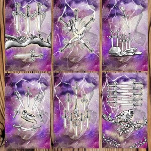 Puede incluir: Un conjunto de diez cartas de tarot con espadas y p&aacute;jaros sobre un fondo de acuarela morado y negro. Cada carta est&aacute; numerada del 1 al 10. Las cartas forman parte de una baraja de tarot.