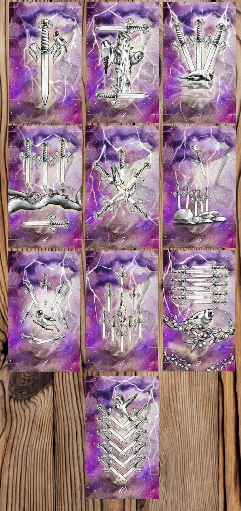 Puede incluir: Un conjunto de diez cartas de tarot con espadas y p&aacute;jaros sobre un fondo de acuarela morado y negro. Cada carta est&aacute; numerada del 1 al 10. Las cartas forman parte de una baraja de tarot.