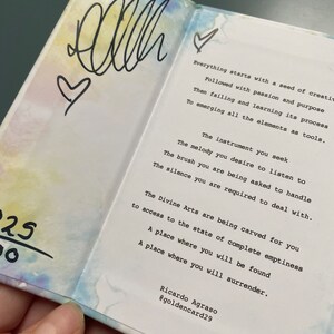 Puede incluir: Un peque&ntilde;o libro blanco con un fondo de acuarela y un mensaje escrito a mano que dice "Call". El libro contiene un poema sobre la creatividad y el proceso de expresi&oacute;n art&iacute;stica. El poema se atribuye a Ricardo Agraso, @goldencard29.