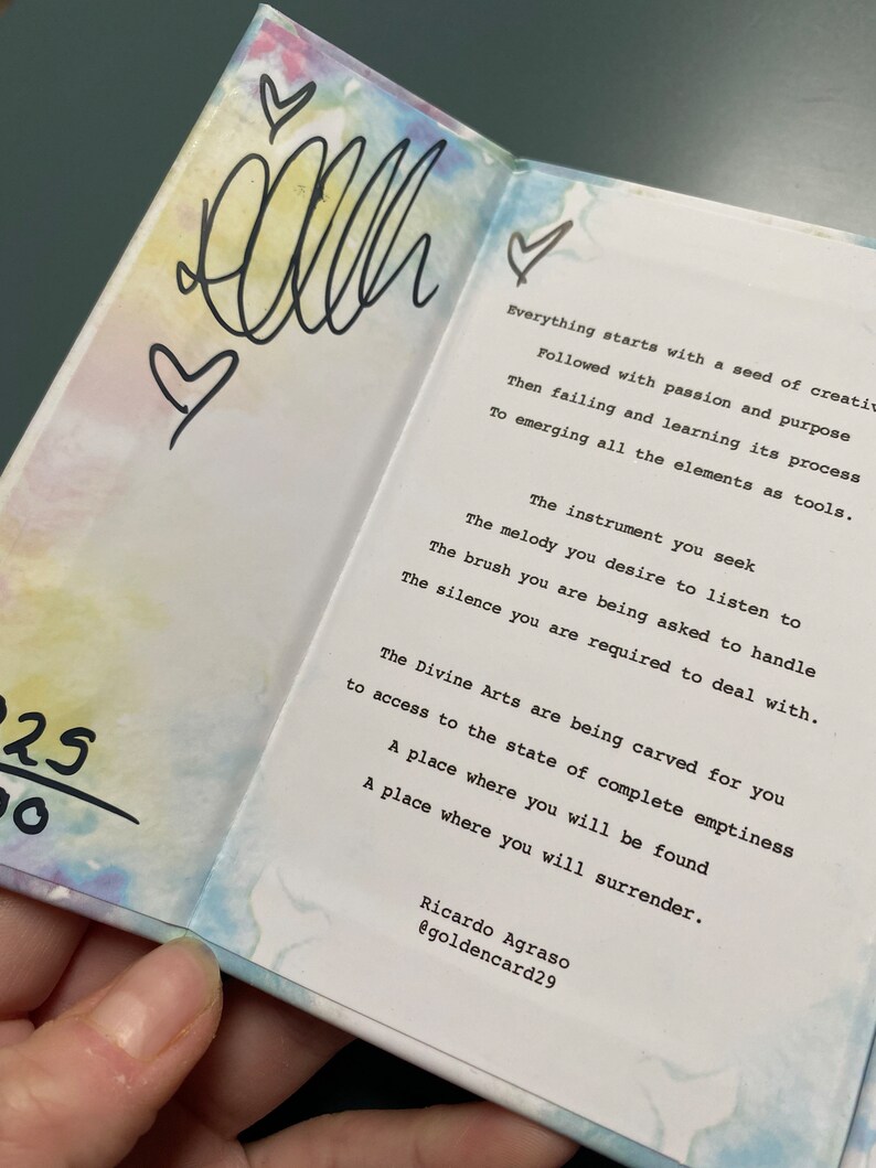 Puede incluir: Un peque&ntilde;o libro blanco con un fondo de acuarela y un mensaje escrito a mano que dice "Call". El libro contiene un poema sobre la creatividad y el proceso de expresi&oacute;n art&iacute;stica. El poema se atribuye a Ricardo Agraso, @goldencard29.