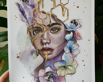 Puede incluir: Impresión artística en acuarela que presenta el rostro de una mujer adornado con un panal dorado, abejas y flores coloridas. La obra de arte tiene una calidad suave y soñadora con tonos de morado, azul y dorado. La impresión es sobre papel blanco.