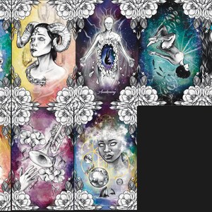 Puede incluir: Un juego de nueve cartas de tarot con fondos coloridos e ilustraciones en blanco y negro. Las cartas presentan una variedad de im&aacute;genes, incluyendo una mujer con una luna creciente en la cabeza, una persona con cuernos, una persona con un sol en el pecho, una persona con una trompeta, una persona con una luna en la frente, una persona cayendo en un agujero negro, una persona flotando en el espacio, una persona besando una luna y una persona con un sol en el pecho.