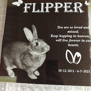 Pu&ograve; includere: Placca commemorativa in granito nero con un'immagine incisa in bianco di un coniglio e il testo "FLIPPER"  "You are so loved and missed. Keep hopping in heaven, will live forever in our hearts."  "10-12-2011 - 6-5-2021"