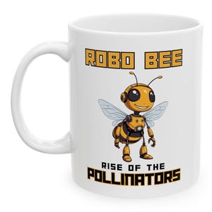 Könnte beinhalten: Weiße Keramik-Tasse mit einem Robo-Bee-Cartoon-Design. Die Biene ist gelb und schwarz mit Fühlern und Flügeln. Die Tasse trägt den Text "ROBO BEE" über der Biene und "RISE OF THE POLLINATORS" darunter.