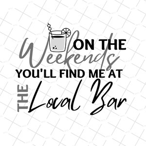 Peut inclure: Conception graphique de texte noir et blanc avec une illustration de verre à cocktail. Le texte dit "On the weekends you'll find me at the local bar".