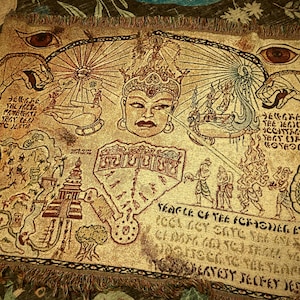 Könnte beinhalten: Ein detaillierter Wandteppich in Goldtönen mit einem zentralen Gesicht, Schlangen und Figuren. Das Kunstwerk enthält Text und komplizierte Illustrationen mit einem Fransenrand. Die Farbpalette ist hauptsächlich Gold, Braun und Beige.