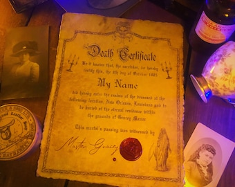 Könnte beinhalten: Eine Todesurkunde im Vintage-Stil mit einem Wachssiegel und dem Text "Death Certificate". Die Urkunde lautet "Be it known that, the caretaker, do hereby certify this, the 8th day of October 1885. My Name did hereby enter the realms of the deceased at the following location, New Orleans, Louisiana and to be buried at the eternal residence within the grounds of Gracey Manor. This mortal's passing was witnessed by Master Gracey."