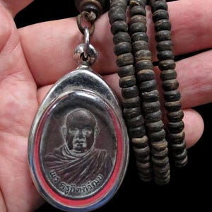 Bronze Coin Phra Kru Kittiwat Monk Image – Wat Chunumsattha 1977 – Thai Vintage Buddhist Amulet Pendant (with Necklace)