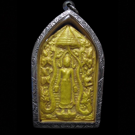 ワット・プッタチャイの門のアーチにあるプラ・パーン・ペルド・ロック