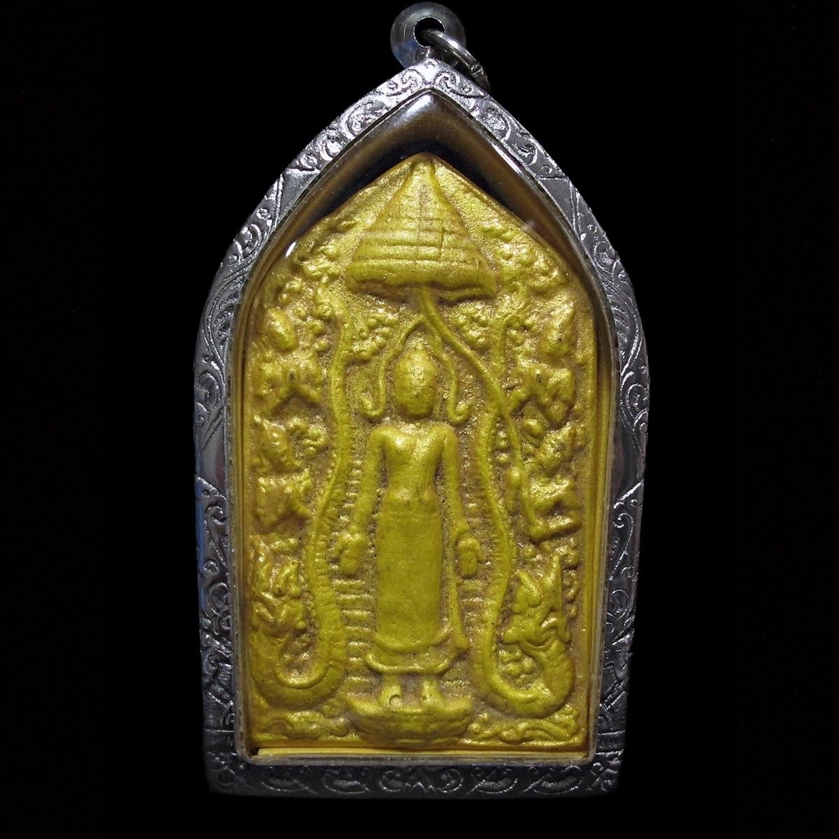 ワット・プッタチャイの門のアーチにあるプラ・パーン・ペルド・ロック