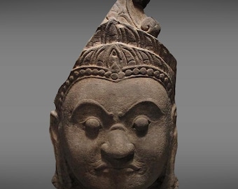 東南アジア高地の古代の守護者、蛇を従えたドヴァラパラ像。神聖な要素