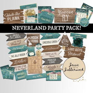 Puede incluir: Un conjunto de decoraciones de fiesta imprimibles con temática de Neverland. Las decoraciones incluyen carteles con texto como "Walk the Plank", "Lost Boys' Hideout", "Mermaid Lagoon", "Never Grow Up" y "Wendy's House". Las decoraciones están diseñadas con un esquema de color de madera rústica y turquesa y presentan estrellas y otros elementos caprichosos.