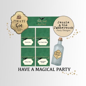 Op de afbeelding: Een set printbare feestversieringen met een speels piraten thema. De versieringen omvatten een fleslabel met de tekst "Pirate Gin", een banner met de tekst "Faith, Trust, Pixie Dust", en vier plaatskaarten met groene achtergronden en gouden accenten. De tekst op de plaatskaarten luidt "Fairy Tea", "Lost Boys Bilbo", "Fairy Cakes", en "Tinkerbell's Treats". De tekst "Jessie & the Jabberwock Party Designs" is ook opgenomen op de versieringen.