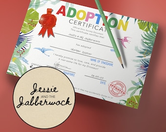 Op de afbeelding: Een kleurrijk certificaat met een dinosaurus thema. Het staat "Adoptie Certificaat" en "Jessie & The Jabberwock heeft Chomper Raptor geadopteerd". De datum is 28-05-23. Het certificaat is versierd met groene bladeren en een rode stempel met de tekst "Officieel goedgekeurd".