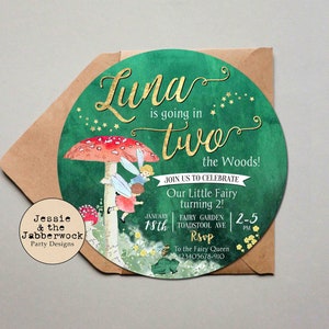 Op de afbeelding: Een ronde uitnodiging in groen en goud met een fee-illustratie. De uitnodiging zegt "Luna is going in two the Woods!" en bevat details voor een verjaardagsfeest.