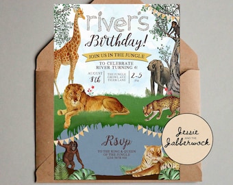 Può includere: Un invito di compleanno a tema giungla con una giraffa, un leone, un elefante, un leopardo, una tigre e un orangutan. L'invito include il testo "River's Birthday!" e i dettagli RSVP. L'invito è posto su una busta marrone.